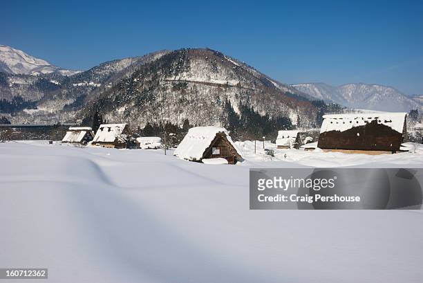 gassho-zukuri houses in the snow - shirakawa go stockfoto's en -beelden