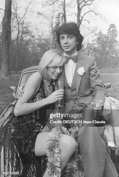 Rendezvous With Herve Vilard And Kim Harlow. En France, à Paris, en décembre 1979, Kim HARLOW, chanteuse, et Hervé VILARD, chanteur, buvant du...