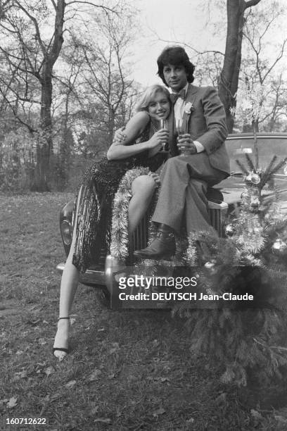 Rendezvous With Herve Vilard And Kim Harlow. En France, à Paris, en décembre 1979, Kim HARLOW, chanteuse, et Hervé VILARD, chanteur, buvant du...