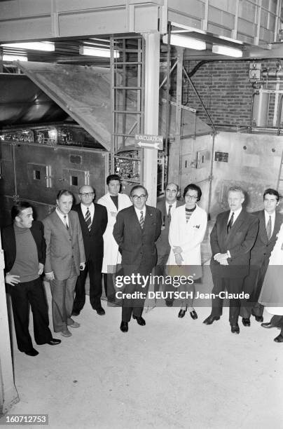 Teachers Plurien, Benoit, Bonnet And Frejacques. Saclay- 4 Décembre 1973- Au centre atomique, devant le pilote, l'équipe qui a lancé les premières...