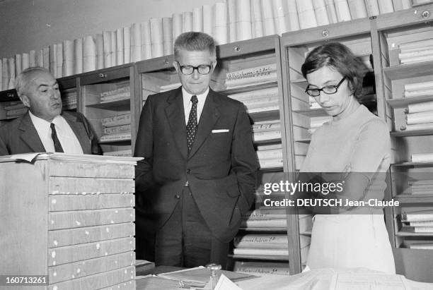 Jean-pierre Fourcade Visit Tax Offices Of The Paris Region. En France, à Saint-Lazare ou Gergy-Pontoise, le 28 aout 1974, à l'occasion d'une visite...