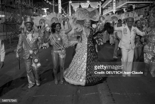 Ursula Andress Opens The Rio Carnival 1979. Au Brésil, à Rio de Janeiro, Ursula ANDRESS, ouvre le défilé des écoles de Samba au Carnaval de Rio 1979...