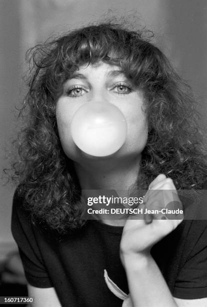Rendezvous With Valerie Mairesse At Home. Mars 1979. Portrait de Valérie MAIRESSE faisant des bulles avec son chewing-gum.