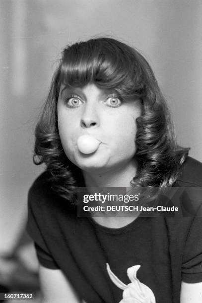 Rendezvous With Valerie Mairesse At Home. Mars 1979. Portrait de Valérie MAIRESSE faisant des bulles avec son chewing-gum.