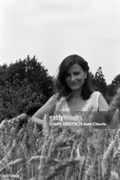 Rendezvous With Elisabeth Huppert. En France, le 20 août 1979, près de sa maison à la campagne, portrait en extérieur de l'actrice Elisabeth HUPPERT...