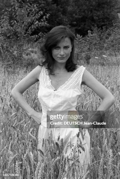 Rendezvous With Elisabeth Huppert. En France, le 20 août 1979, près de sa maison à la campagne, portrait en extérieur de l'actrice Elisabeth HUPPERT...