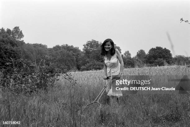Rendezvous With Elisabeth Huppert. En France, le 20 août 1979, portrait en extérieur de l'actrice Elisabeth HUPPERT souriante, vêtue d'un ensemble de...