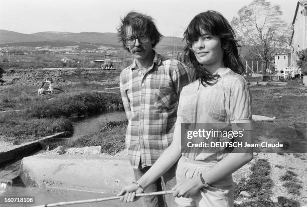 Rendezvous With Ariel Besse. 2 mai 1982, la jeune comédienne Ariel BESSE chez son père, entre Sisteron et Manosque. Elle pêche, en compagnie de son...