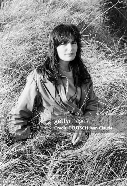 Rendezvous With Ariel Besse. 2 mai 1982, portrait de la jeune comédienne Ariel BESSE chez son père, entre Sisteron et Manosque, assise dans l'herbe.