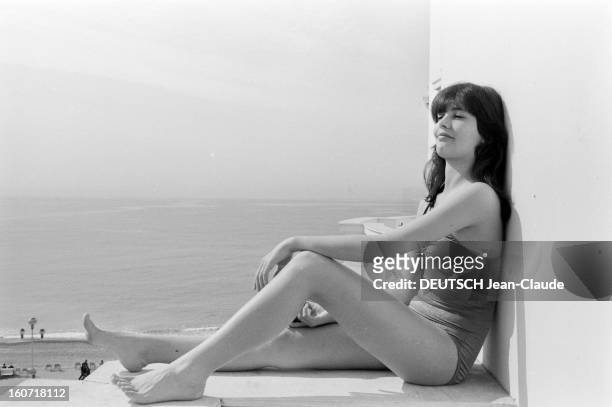 Rendezvous With Ariel Besse. 2 mai 1982, la jeune comédienne Ariel BESSE pose, en maillot de bain, sur la terrasse de sa chambre du Negresco à Nice.