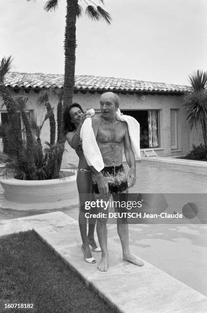 Eddie Barclay And His Future Sixth Wife At Home In Saint-tropez. France, Saint-Tropez, 10 juin 1980, Eddie BARCLAY, éditeur et producteur de musique...