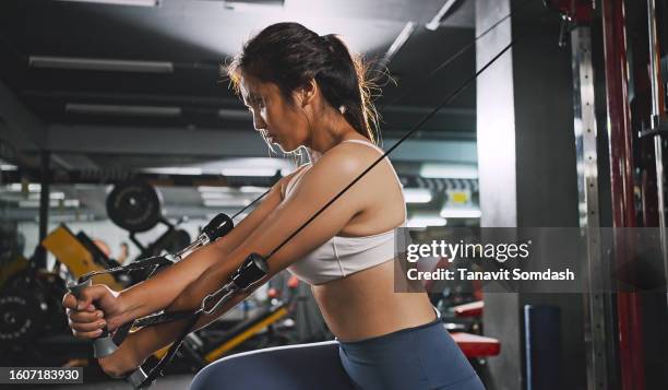 mujer deportista haciendo ejercicio en multiestación en el gimnasio para los músculos de los brazos y los hombros. ejercicio físico en gimnasio. - centro de bienestar fotografías e imágenes de stock
