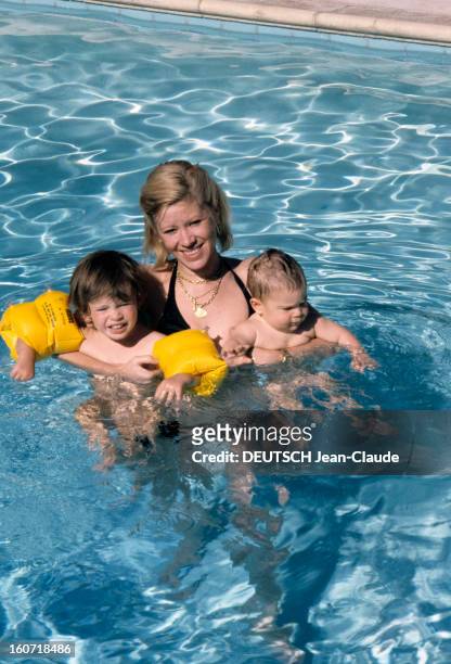 Christine Dassin Meets Again Her Children Jonathan And Julien. Palm Springs- novembre 1980- En Californie, Christine DASSIN, l'ex-femme de Joe DASSIN...
