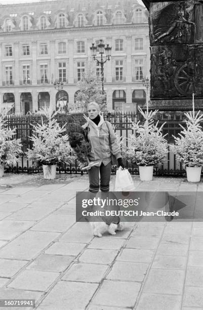 Sylvie Vartan Prepares Christmas. Paris - 22 décembre 1979 - Place de la Madeleine, portrait de la chanteuse Sylvie VARTAN faisant des achats pour la...