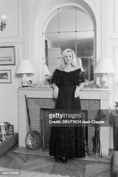Rendezvous With Michele Torr. En France, le 7 janvier 1980, portrait de la chanteuse Michèle TORR chez elle dans son salon, vêtue d'une robe...