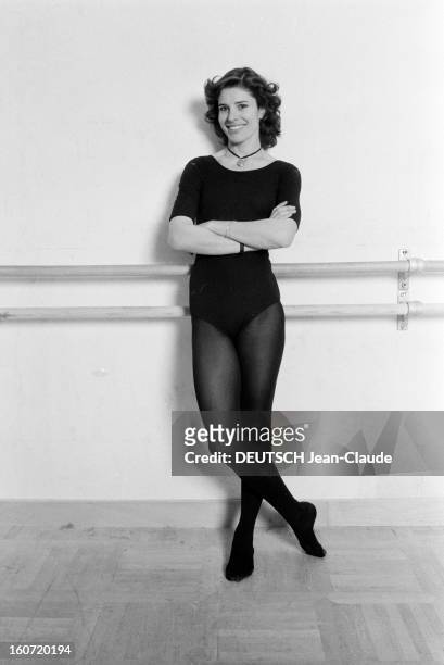 Rendezvous With Fanny Ardant. Paris - 30 janvier 1980 - Portrait de l'actrice Fanny ARDANT dans la salle d'un cours de danse, vêtue d'un justaucorps,...