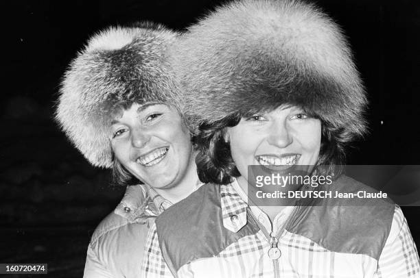French Female Ski Team In Val D'isere. Val d'Isère- 1 Décembre 1975- L'Equipe féminine Française de ski alpin: de gauche à droite, Danièle DEBERNARD...