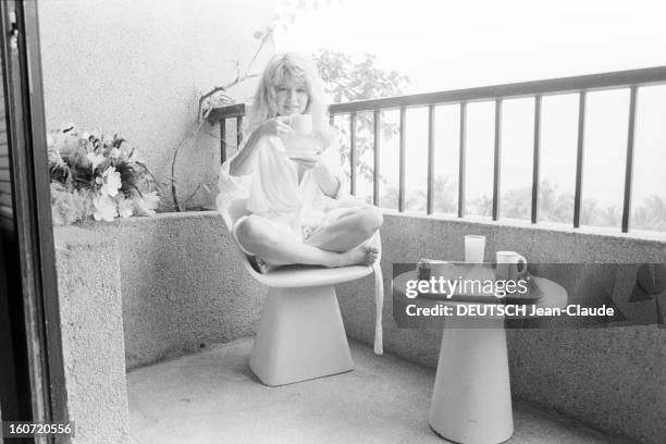 Rendezvous With Pia Zadora. 27 janvier 1982, l'actrice et chanteuse Pia ZADORA, en peignoir de bain, prenant son petit-déjeuner sur le balcon de son...