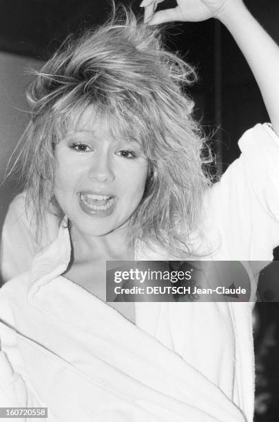 Rendezvous With Pia Zadora. 27 janvier 1982, portrait de l'actrice et chanteuse Pia ZADORA, tirant sur ses cheveux, en peignoir de bain, dans son...