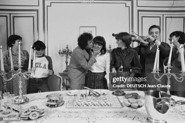 Enrico Macias Celebrates With Family The 17th Bithday Of His Daughter Jocya. Le 28 fevrier 1980, le chanteur Enrico MACIAS, embrasse sa fille fête...