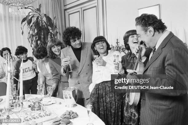 Enrico Macias Celebrates With Family The 17th Bithday Of His Daughter Jocya. Le 28 fevrier 1980, autours d'une table garnie de champagne et d'un...