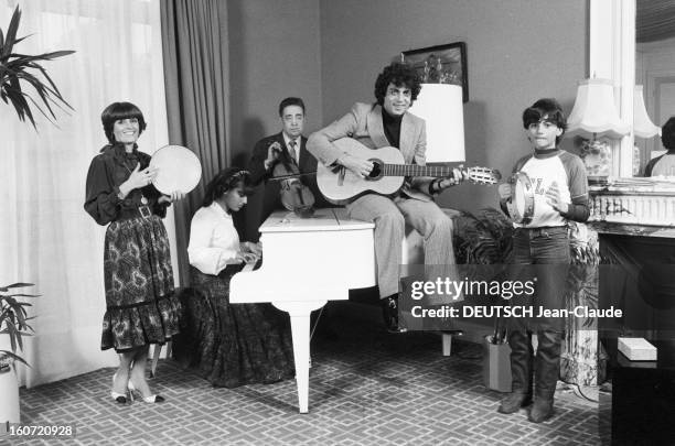 Enrico Macias Celebrates With Family The 17th Bithday Of His Daughter Jocya. Le 28 fevrier 1980, le chanteur Enrico MACIAS, assis au centre avec sa...