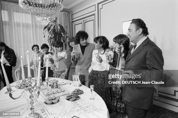 Enrico Macias Celebrates With Family The 17th Bithday Of His Daughter Jocya. Le 28 fevrier 1980, autours d'une table garnie de champagne et d'un...
