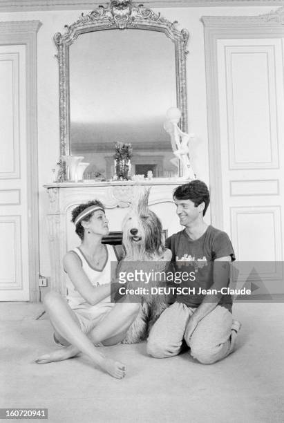 Rendezvous With Anne Jousset. Le 17 avril 1980, l'actrice Anne JOUSSET en tenue de sport, chez elle, assise dans son salon devant un grand grand...