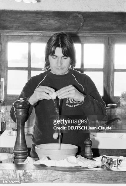 Rendezvous With Serge Lama. Le 1er juin 1980, le chanteur français Serge LAMA, préparant le déjeuner dans sa cuisine, chez lui, à la campagne. Ici il...