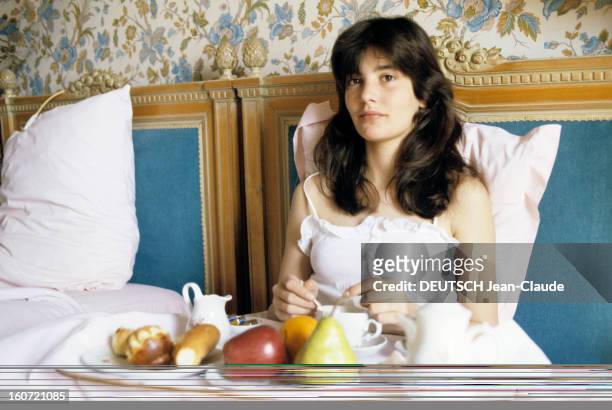 Rendezvous With Ariel Besse. Mai 1982, la jeune comédienne Ariel BESSE prend son petit-déjeuner au lit, dans une chambre du Negresco à Nice.