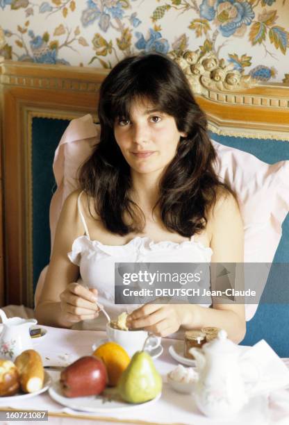 Rendezvous With Ariel Besse. Mai 1982, la jeune comédienne Ariel BESSE prend son petit-déjeuner au lit, dans une chambre du Negresco à Nice.