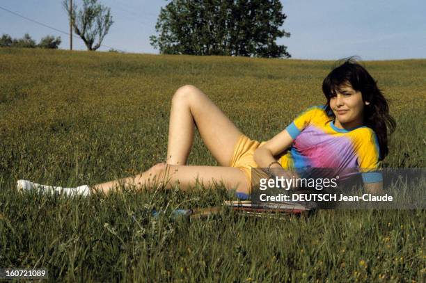 Rendezvous With Ariel Besse. Mai 1982- Portrait de l'actrice Ariel BESSE lisant allongée dans l'herbe.