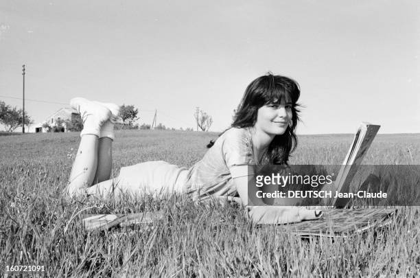 Rendezvous With Ariel Besse. 2 mai 1982, la jeune comédienne Ariel BESSE chez son père, entre Sisteron et Manosque. Elle pose, lisant un livre de...