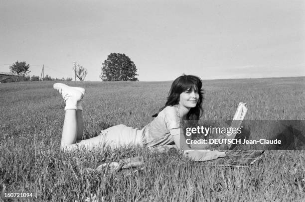 Rendezvous With Ariel Besse. 2 mai 1982, la jeune comédienne Ariel BESSE chez son père, entre Sisteron et Manosque. Elle pose, lisant un livre de...