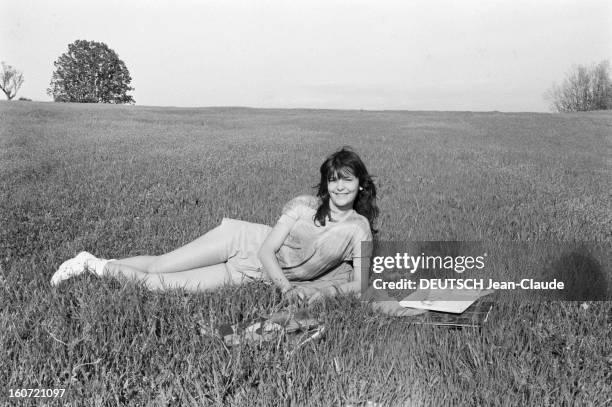 Rendezvous With Ariel Besse. 2 mai 1982, la jeune comédienne Ariel BESSE chez son père, entre Sisteron et Manosque. Elle pose, allongée dans l'herbe,...