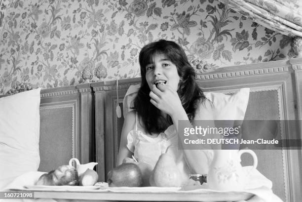 Rendezvous With Ariel Besse. 2 mai 1982, la jeune comédienne Ariel BESSE prend son petit-déjeuner au lit, dans une chambre du Negresco à Nice.