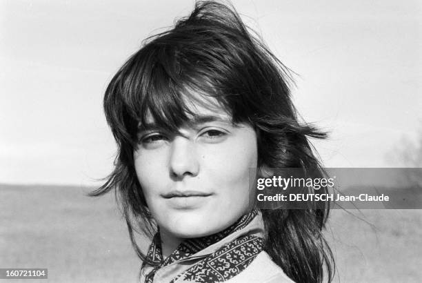 Rendezvous With Ariel Besse. 2 mai 1982, en extérieur, portrait de la jeune comédienne Ariel BESSE chez son père, entre Sisteron et Manosque. .