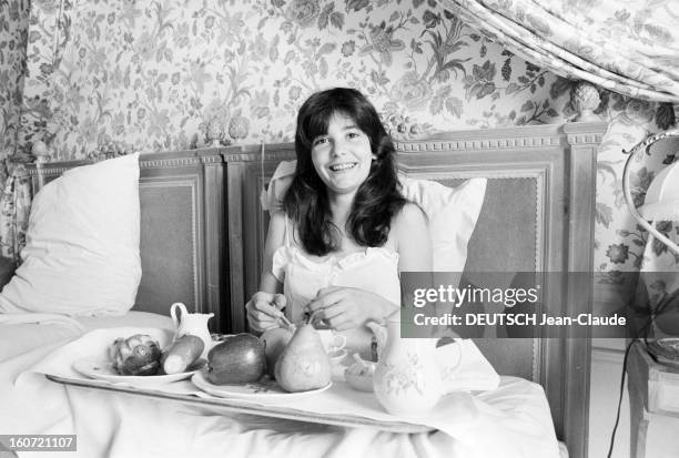 Rendezvous With Ariel Besse. 2 mai 1982, la jeune comédienne Ariel BESSE prend son petit-déjeuner au lit, dans une chambre du Negresco à Nice.