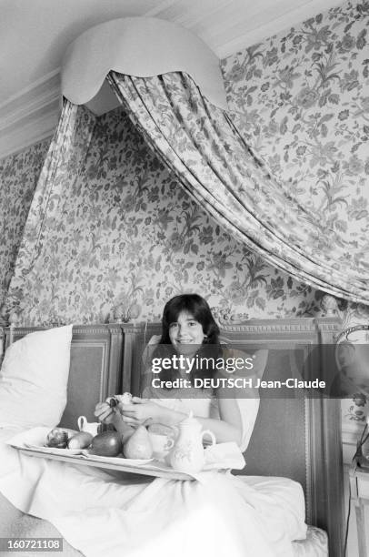 Rendezvous With Ariel Besse. 2 mai 1982, la jeune comédienne Ariel BESSE prend son petit-déjeuner au lit, dans une chambre du Negresco à Nice.