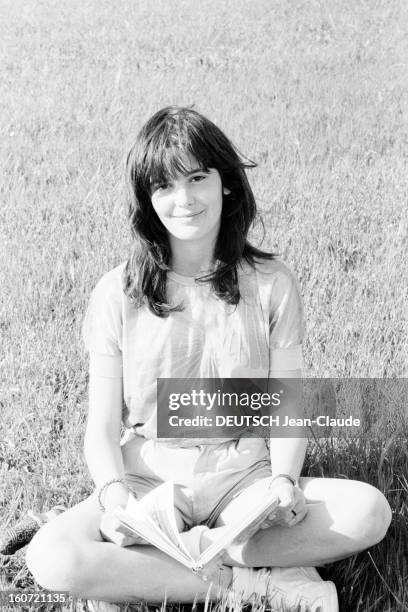 Rendezvous With Ariel Besse. 2 mai 1982, la jeune comédienne Ariel BESSE chez son père, entre Sisteron et Manosque. Elle pose, assise dans l'herbe,...