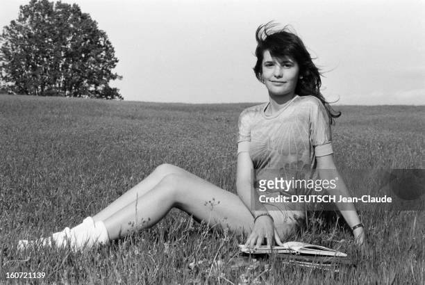 Rendezvous With Ariel Besse. 2 mai 1982, la jeune comédienne Ariel BESSE chez son père, entre Sisteron et Manosque. Elle pose, assise dans l'herbe,...