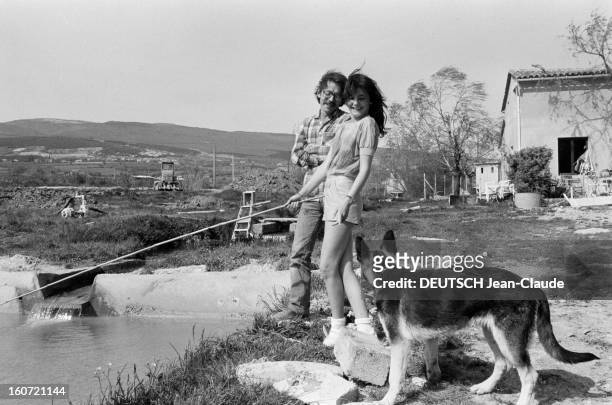 Rendezvous With Ariel Besse. 2 mai 1982, la jeune comédienne Ariel BESSE chez son père, entre Sisteron et Manosque. Elle pêche, en compagnie de son...