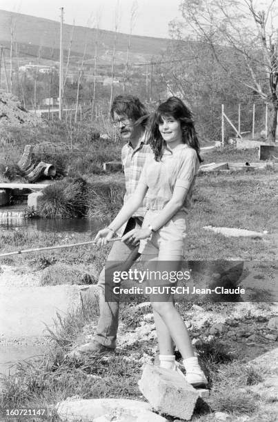 Rendezvous With Ariel Besse. 2 mai 1982, la jeune comédienne Ariel BESSE chez son père, entre Sisteron et Manosque. Elle pêche, en compagnie de son...