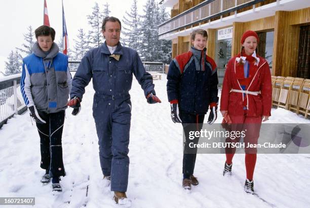 The Royal Family Of Denmark At Winter Sports. Février 1984- Portrait de la famille royale du Danemark aux sports d'hiver : le Prince HENRIK, la Reine...