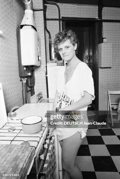 Rendezvous With Anne Jousset. Le 17 avril 1980, l'actrice Anne JOUSSET, devant une casserole, debout en t-shirt dans sa cuisine.