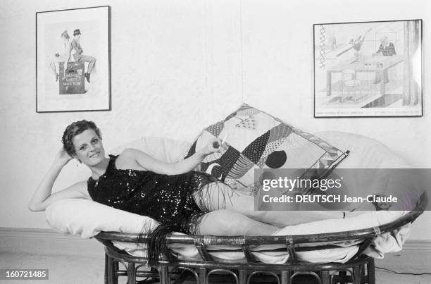 Rendezvous With Anne Jousset. Le 17 avril 1980, l'actrice Anne JOUSSET, fumant une cigarette, chez elle, posant souriante sur un canapé vêtue d'une...