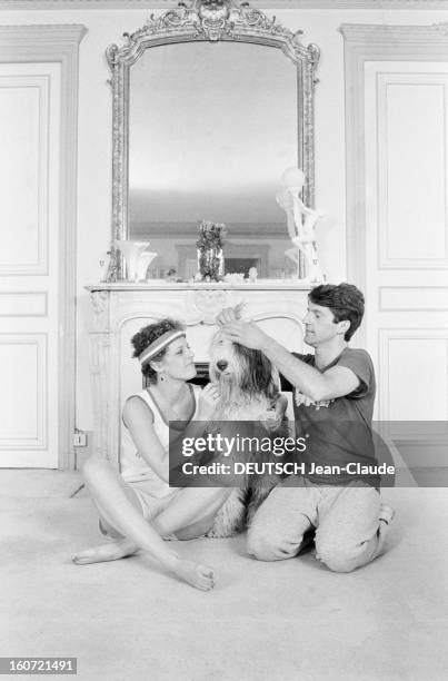 Rendezvous With Anne Jousset. Le 17 avril 1980, l'actrice Anne JOUSSET en tenue de sport, chez elle, assise dans son salon devant un grand grand...