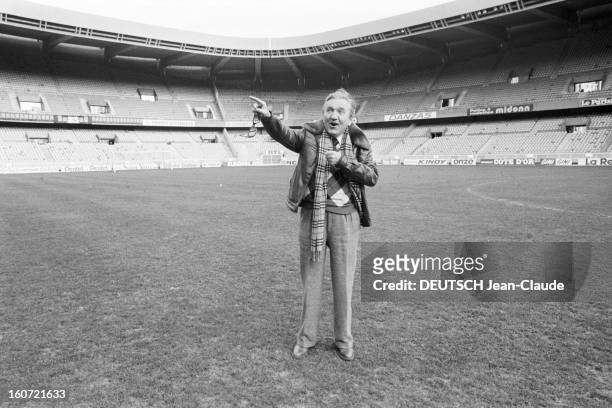 Roger Couderc On The Lawn Of Parc Des Princes. A Paris, le 17 janvier 1983, Le journaliste sportif Roger COUDERC, portant un blouson en cuir avec un...