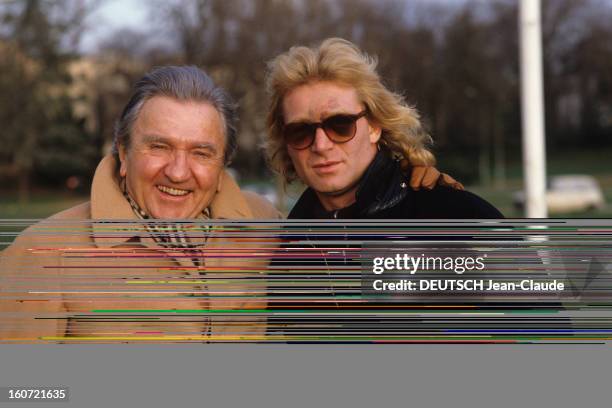 Roger Couderc And Jean-pierre Rives. En France, en décembre 1982, Roger COUDERC, journaliste, et Jean-Pierre RIVES, joueur de rugby, portant des...