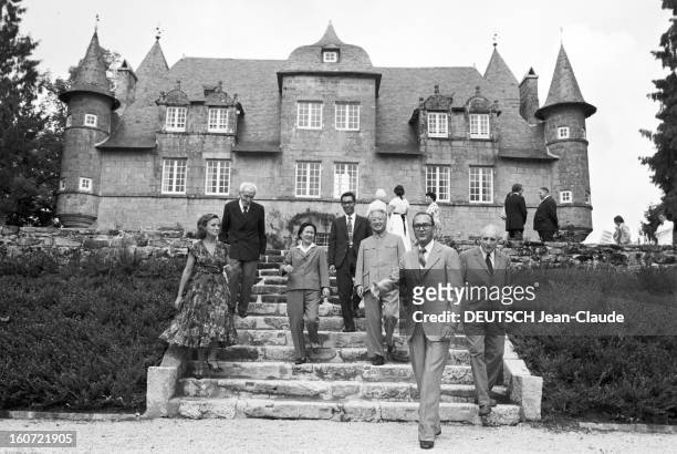 Jacques Chirac Receives Tao Tseng, Ambassador Of China In France.. En CORREZE, à SARRAN, sur le perron de son château de BITTY, le premier ministre...